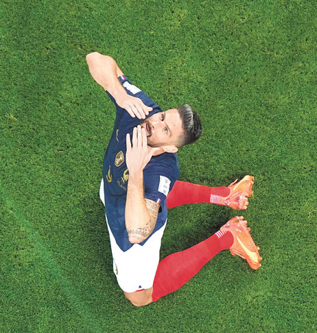 프랑스의 올리비에 지루가 23일 카타르 알와크라의 알자눕 스타디움에서 열린 월드컵 조별리그 D조 1차전에서 1-1이던 전반
 32분 역전골을 넣은 뒤 그라운드에 무릎을 꿇고 하늘을 바라보는 세리머니를 하고 있다.  알와크라=AP 뉴시스