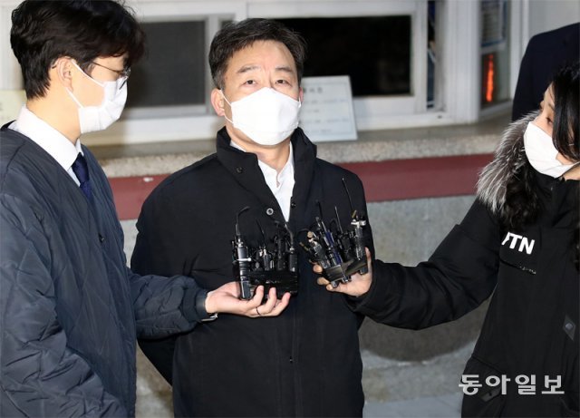 화천대유자산관리 대주주 김만배 씨가 24일 새벽에 서울구치소에서 석방되고 있다. 전영한 기자 scoopjyh@donga.com