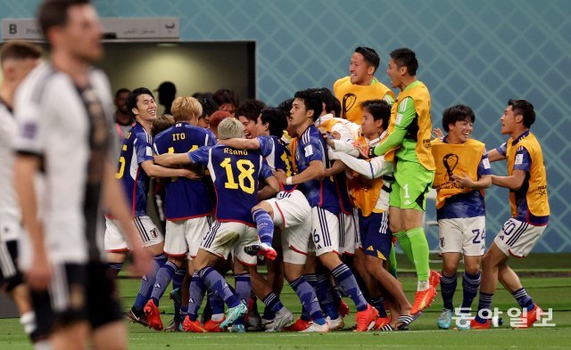 일본 도안 리츠의 동점골에 동료 선수들이 기뻐하고 있다.
