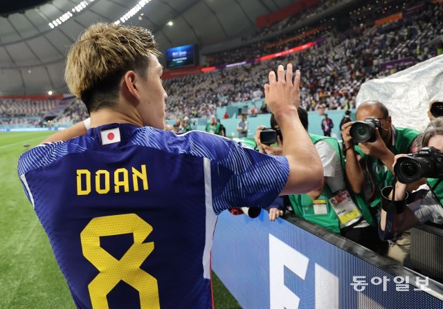 동점골의 주역 일본 도안 리츠가 경기 종료 후 일본 축구 팬들을 향해 감사 인사를 하고 있다.