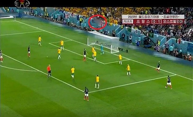 북한 조선중앙TV는 지난 23일 프랑스와 호주의 월드컵 예선 경기를 녹화중계했다. 그러나 중앙TV는 우리나라 기업인 현대자동차의 광고나 태극기는 모두 가리고 방영했다. 조선중앙TV 갈무리