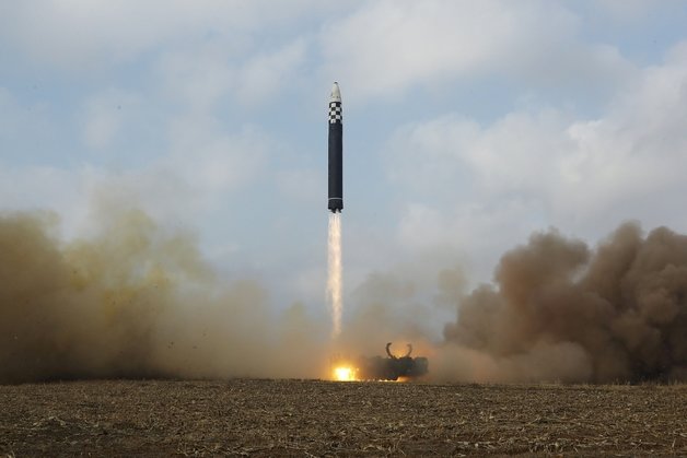 북한이 지난 18일 대륙간탄도미사일(ICBM) 화성-17형(화성포-17형)을 발사하는 모습. (평양 노동신문=뉴스1)