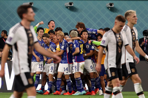 23일(현지시간) 오후 카타르 도하 칼리파 스타디움에서 열린 2022 카타르 월드컵 조별리그 E조 1차전 독일과 일본의 경기, 일본 도안 리츠가 동점골을 성공시키고 동료들과 기뻐하고 있다. 뉴시스