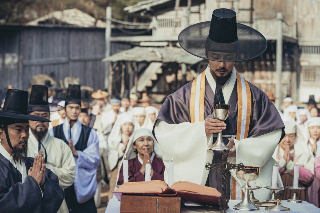 영화 ‘탄생’에서 사제 서품을 받은 뒤 첫 조선인 신부가 된 김대건(윤시윤)이 1846년 미사를 집도하는 모습. 민영화사 제공