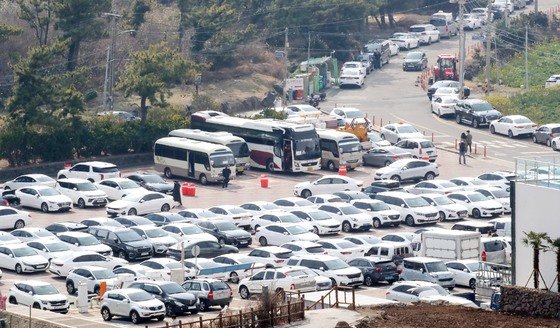 9일 오후 제주 서귀포시 안덕면 용머리해안 주차장이 렌터카로 가득 차 있다. 2022.2.9/뉴스1