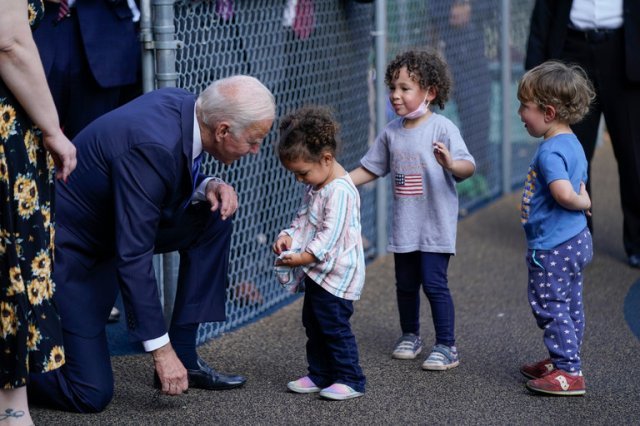 조 바이든 대통령이 2021년 10월 코네티컷 주립 어린이집 시설인 캐피톨어린이발달센터를 방문해 즐거운 시간을 보내고 있다. 백악관 홈페이지