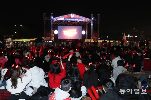 한국대표팀의 첫 경기가 열린 24일 서울 광화문광장에서 붉은악마의 응원전이 열렸다. 응원에 온 참가자들이 사전 공연을 보며 환호하고 있다. 신원건 기자 laputa@donga.com