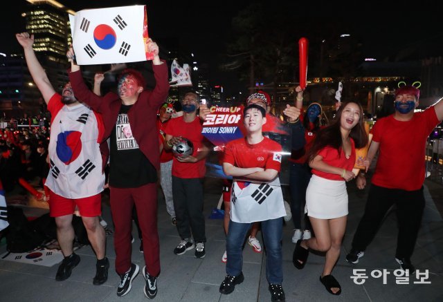한국대표팀의 첫 경기가 열린 24일 서울 광화문광장에서 붉은악마의 응원전이 열렸다. 응원에 온 참가자들이 사전 공연을 보며 환호하고 있다. 신원건 기자 laputa@donga.com