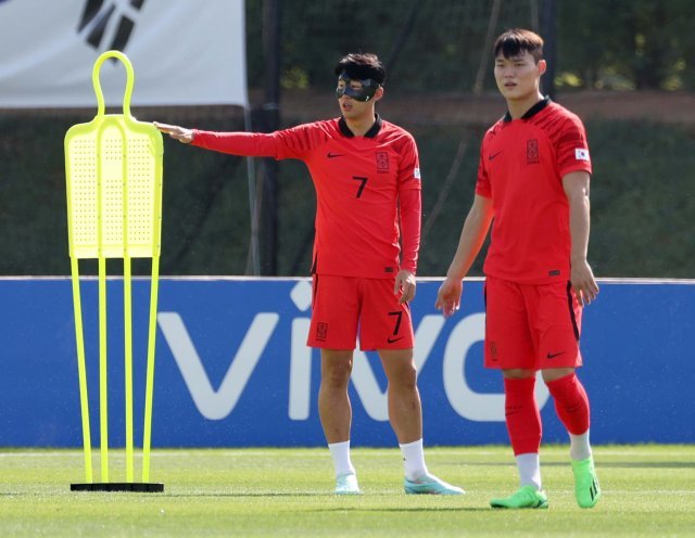 대한민국 축구대표팀 손흥민이 16일(현지시간) 오전 카타르 도하 알 에글라 트레이닝센터에서 수술한 왼쪽 눈 주위를 보호할 마스크를 쓰고 예비명단 오현규오 훈련을 하고 있다. [도하(카타르)=뉴시스]