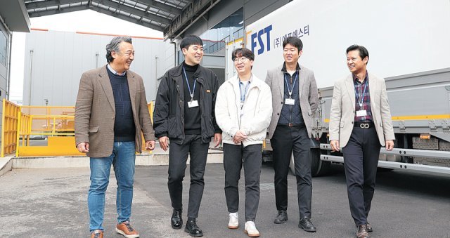 명지대 ISFP팀 구윤성 씨(왼쪽에서 두 번째)와 한찬수 씨(가운데)가 함께 산학 프로젝트를 수행한 ㈜에프에스티 관계자들과 이야기를 나누고 있다.