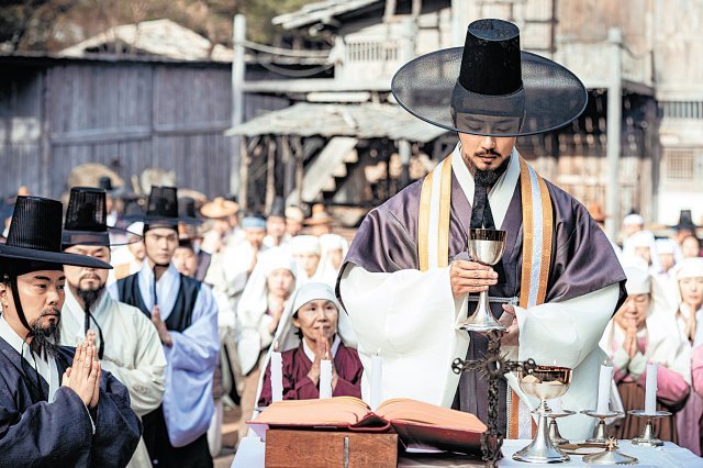 영화 ‘탄생’에서 조선 최초의 사제가 된 김대건 신부(윤시윤)가 1846년 은이성지(경기 용인)에서 미사를 집전하고 있다. 민영화사 제공