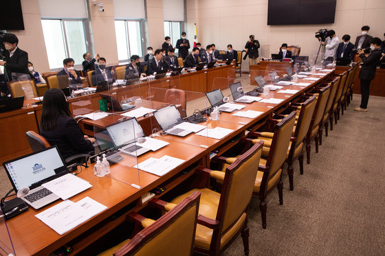 24일 서울 여의도 국회에서 원희룡 국토교통부 장관을 비롯한 국민의힘 의원들의 불참 속에 제400회 국회(정기회) 국토교통위원회 제10차 전체회의가 열리고 있다. 이날 전체회의에는 원희룡 국토교통부 장관을 비롯한 국무위원들과 국민의힘 위원들이 불참, 야당 단독으로 예산안 등을 처리했다. 2022.11.24 뉴스1