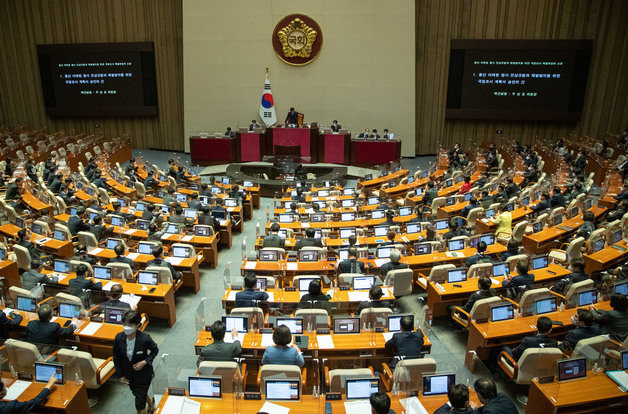 24일 오후 서울 여의도 국회에서 열린 제400회 국회(정기회) 제13차 본회의에서 용산 이태원 참사 진상규명과 재발방지를 위한 국정조사 계획서 승인의 건이 상정되고 있다./뉴스1