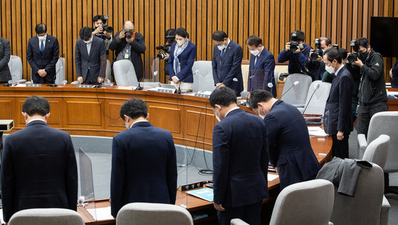 24일 서울 여의도 국회에서 열린 용산 이태원 참사 진상규명과 재발방지를 위한 국정조사 특별위원회 첫 회의에 앞서 우상호 위원장을 비롯한 여야 위원들이 희생자들을 추모하는 묵념을 하고 있다./뉴스1