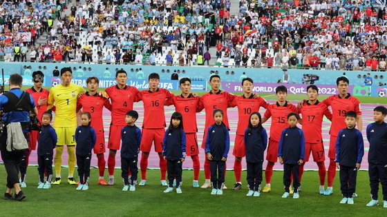 파울루 벤투 감독이 이끄는 대한민국 축구대표팀이 24일 오후(현지시간) 카타르 알라이얀 에듀케이션 시티 스타디움에서 열린 2022 카타르 월드컵 조별리그 H조 1차전 우루과이와의 경기에 앞서 어깨를 걸고 애국가를 부르고 있다. 2022.11.24/뉴스1