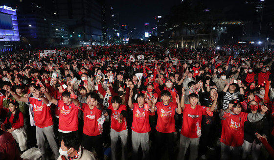 붉은악마와 시민들이 24일 서울 광화문광장에서 2022 카타르 월드컵 H조 조별리그 1차전 대한민국과 우루과이의 경기를 보며 열띤 응원을 펼치고 있다. 2022.11.24 뉴스1