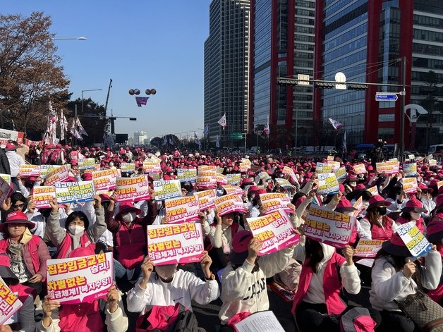 25일 서울 영등포구 여의대로에서 전국학교비정규직노동조합 소속 조합원 2만여명이 총파업 대회를 열었다. 뉴스1