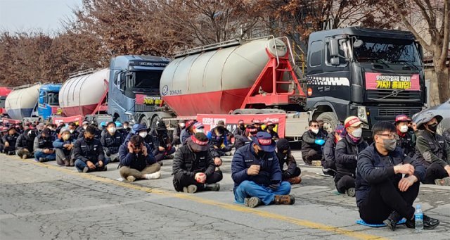 전국민주노동조합총연맹(민노총) 공공운수노조 화물연대본부 충북지부 조합원들이 24일 
오전 충북 단양군 매포읍 한일시멘트 출하장 입구에서 총파업 결의대회를 하고 있다. 국토교통부에 따르면 이날 전국에서 화물연대 
조합원 2만2000명 가운데 9600명(43%)이 파업에 참여했다. 단양=뉴시스