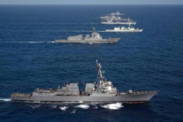 한미일 및 호주, 캐나다 해군 함정들이 8월 12일 하와이의 태평양미사일사격훈련지원소(PMRF) 인근 해역을 항해하는 모습. 이들 해군은 8월 8일부터 14일까지 북한의 탄도미사일을 탐지, 추적하는 ‘퍼시픽드래건’ 훈련을 실시했다. 미 국방부 제공
