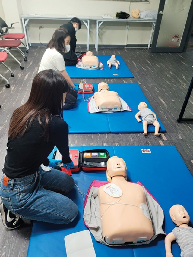 심폐소생술을 실시할 땐 심정지자의 가슴과 주먹 하나 정도 떨어진 곳에서 어깨너비로 다리를 벌려 무릎을 꿇고 앉는다. 라이프가드코리아 제공