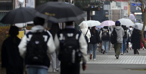 비가 내리고 있는 22일 전북 전주시 전북대학교에서 우산을 쓴 학생들이 발걸음을 옮기고 있다. 2022.11.22/뉴스1