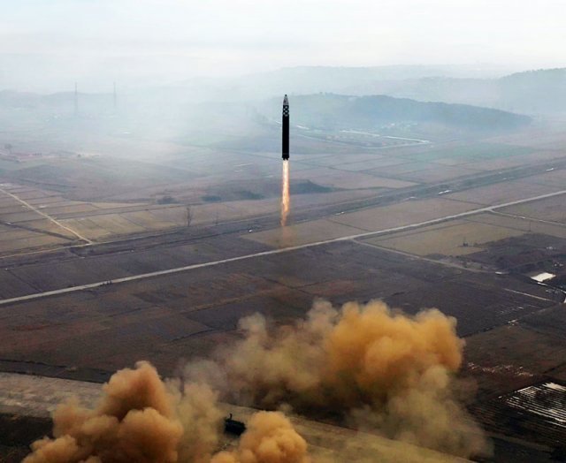 북한은 19일 노동신문을 통해 전날 대륙간탄도미사일(ICBM) ‘화성-17형’이 평양 순안비행장에서 발사되는 모습을 공개했다. 노동신문 뉴스1