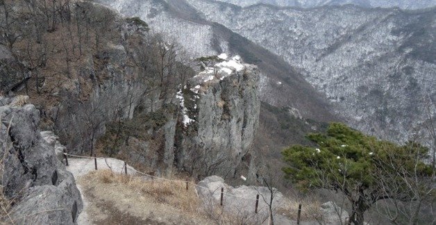 무등산 새인봉 절벽(네이버 이미지 라이브러리)/뉴스1