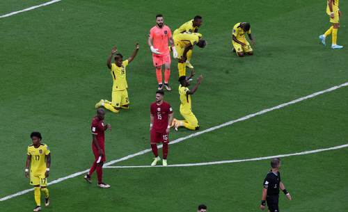지난 20일 카타르 알코르 알베이트 스타디움에서 열린 2022 카타르 월드컵 개막전 카타르-에콰도르 경기에서 2대0으로 이긴 에콰도르 선수들이 기쁨을 나누고 있다. 뉴스1
