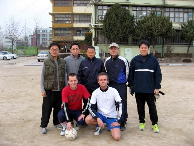 문송천 교수(뒷줄 가운데)가 KAIST축구팀 지도교수 때 모습. 문송천 교수 제공.