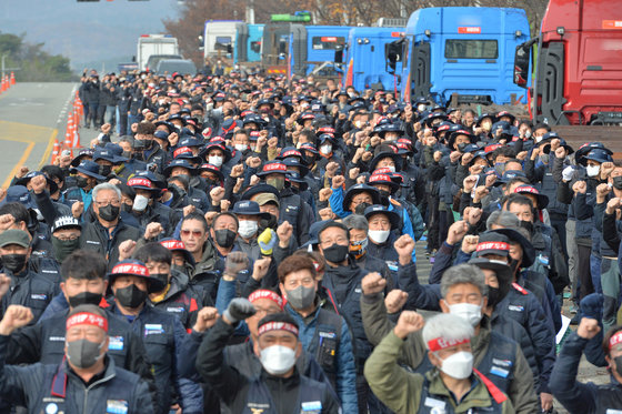 민주노총 공공운수노조 화물연대본부(화물연대)가 안전운임제 확대와 일몰제 폐지 등을 요구하며 총파업에 돌입한 24일 오전 경북 포항시 남구 대송 교차로에서 포항과 경주지부 조합원 2000여 명이 파업 출정식을 하고 있다. 2022.11.24/뉴스1