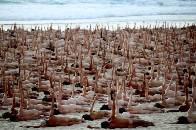 26일(현지시간) 호주 시드니 본다이 해변에서 피부암 정기 검진을 촉구하기 위해 약 2500명의 참가자가 집단 누드 촬영을 하고 있다. 게티이미지코리아