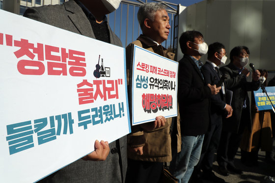 한동훈 법무부 장관을 스토킹한 혐의로 고소된 ‘시민언론 더탐사’ 관계자들이 지난 4일 오후 서울 강남구 수서경찰서 앞에서 소환조사 전 기자회견을 진행하고 있다. 뉴스1