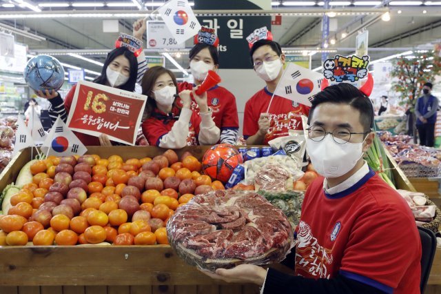 한 유통업체에서 카타르 월드컵 응원 간식 이벤트를 펼쳤다. 뉴시스