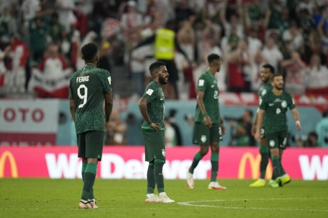 사우디아라비아 축구대표팀 선수들이 26일 카타르 알라이얀의 에듀케이션 시티 스타디움에서 열린 2022 카타르 월드컵 조별리그 C조 폴란드와의 2차전에서 0-2로 패한 뒤 고개를 숙이고 있다. 알라이얀=AP 뉴시스