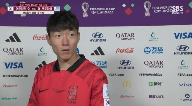 한국 축구 국가대표팀 황의조가 우루과이와의 경기 후 인터뷰에서 자신의 답변을 영어로 통역하지 않는 통역가에 당황해하고 있다. SBS 2022 카타르 월드컵 중계 화면 캡처