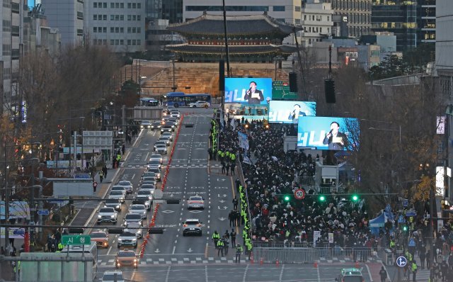 26일 오후 서울 중구 숭례문 일대에서 촛불승리전환행동이 윤석열 정부 규탄 촛불집회를 열었다. 뉴시스