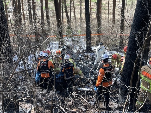 27일  오전 10시 50분쯤 강원 양양군 현북면 어성전리 명주사 인근 산에서 속초시와 고성군, 양양군의 공동 임차헬기가 추락,  5명이 숨졌다. (강원도소방본부 제공) 2022.11.27/뉴스1