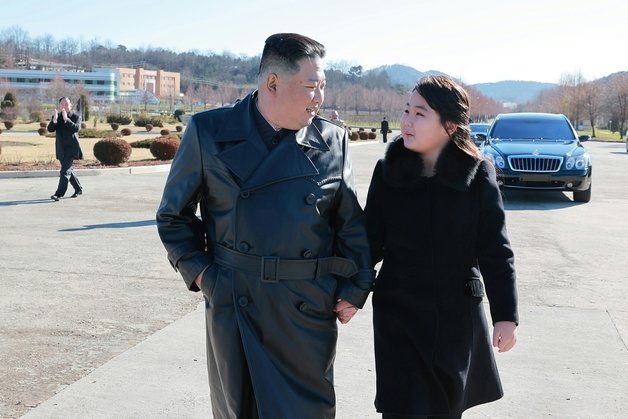 김정은 북한 국무위원장이 신형 대륙간탄도미사일(ICBM) ‘화성-17형’ 시험발사 성공에 기여한 공로자들과 기념사진을 찍었다고 27일 당 기관지 노동신문이 보도했다. 사진 촬영현장엔 ‘화성-17형’ 발사현장에 동행한 김 위원장 둘째딸도 함께했다. 평양 노동신문=뉴스1