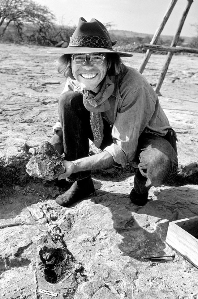 팀 화이트 미국 버클리 캘리포니아대 교수가 아프리카의 한 발굴 현장에서 화석을 든 채 웃고 있다. 김영사 제공