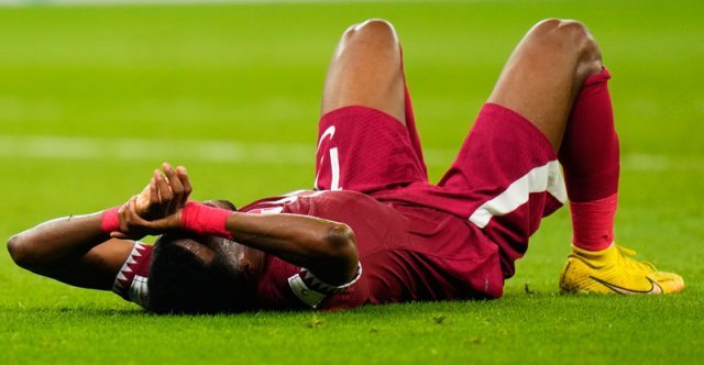 월드컵 개최국 카타르의 이스마일 무함마드가 25일 세네갈과의 경기에서 1-3으로 져 2연패로 조별리그 탈락이 확정된 뒤 그라운드에
 드러누워 있다. 월드컵 개최국이 조별리그를 통과하지 못한 건 2010년 대회의 남아프리카공화국에 이어 두 번째다. 도하=AP 
뉴시스