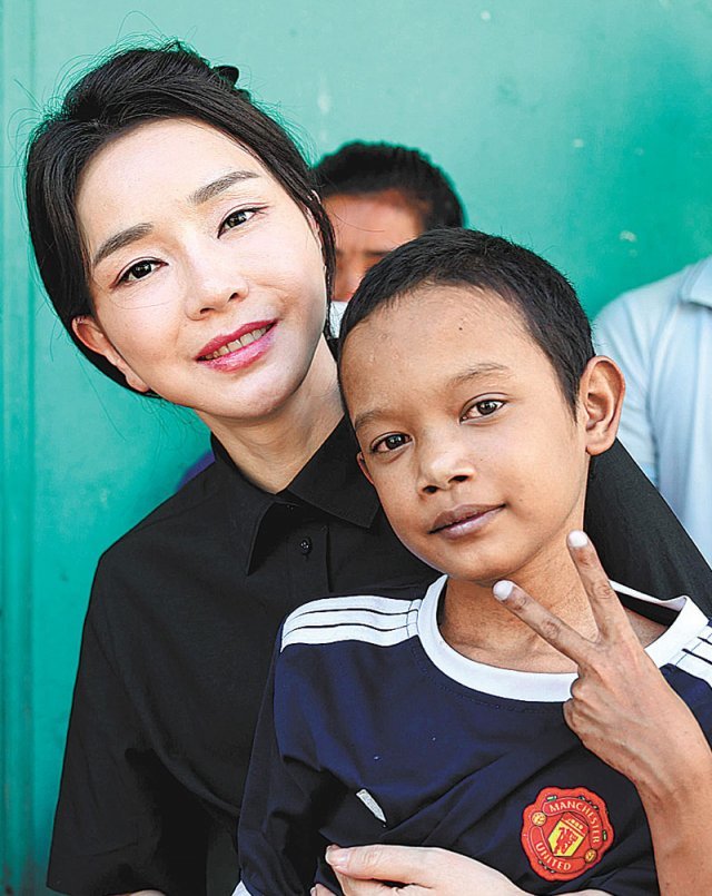 김건희 여사와 한국에서 심장 수술을 받게 된 캄보디아 소년 로타(오른쪽). 대통령실 제공