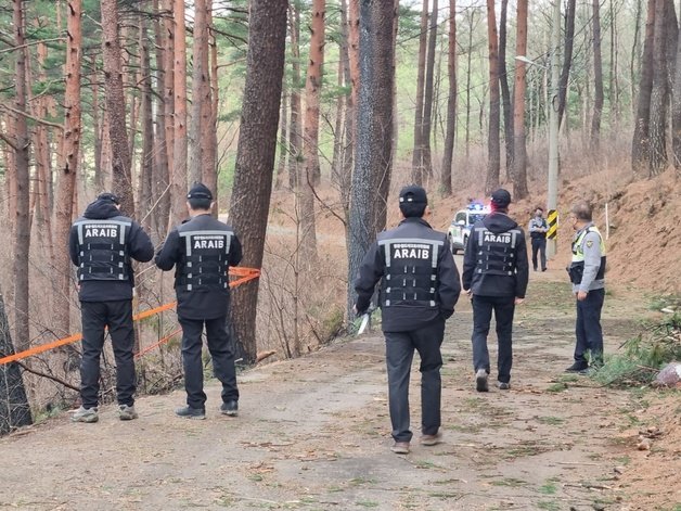 국토교통부 산하 항공철도사고조사위원회 관계자들이 28일 오전 강원도 양양군 현북면 어성전리 명주사 인근 지자체 임차 헬기 추락 사고 현장을 둘러보고 있다. 항공철도사고조사위는 헬기의 장비 결함 가능성부터 조종사 실수, 기상여건 등 사고원인에 대한 모든 가능성을 열어놓고 조사하겠다는 계획으로 이날 현장감식을 진행한다. 한편 숨진 5명 중 기장 A씨(71), 정비사 B씨(54), C씨(25) 등 3명은 신원이 확인됐지만, 나머지 2명은 ‘여성’이라는 점만 확인될 뿐, 신원이 특정되지 않고 있다. 2022.11.28/뉴스1