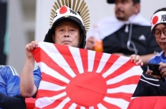 카타르에서 욱일기를 들고 일본팀을 응원하는 관중. 트위터 @th_ngsth_t_l_k_ 캡처