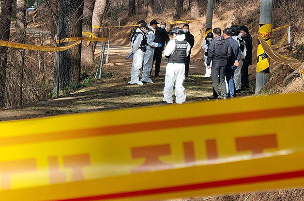 국토교통부 산하 항공철도사고조사위원회와 강원도경찰청, 강원도소방본부 관계자들이 28일 오전 강원도 양양군 현북면 어성전리 명주사 인근 지자체 임차 헬기 추락 사고 현장에서 합동감식을 진행하고 있다. 항공철도사고조사위는 헬기의 장비 결함 가능성부터 조종사 실수, 기상여건 등 사고원인에 대한 모든 가능성을 열어놓고 조사하겠다는 계획으로 이날 현장감식을 진행했다.2022.11.28/뉴스1