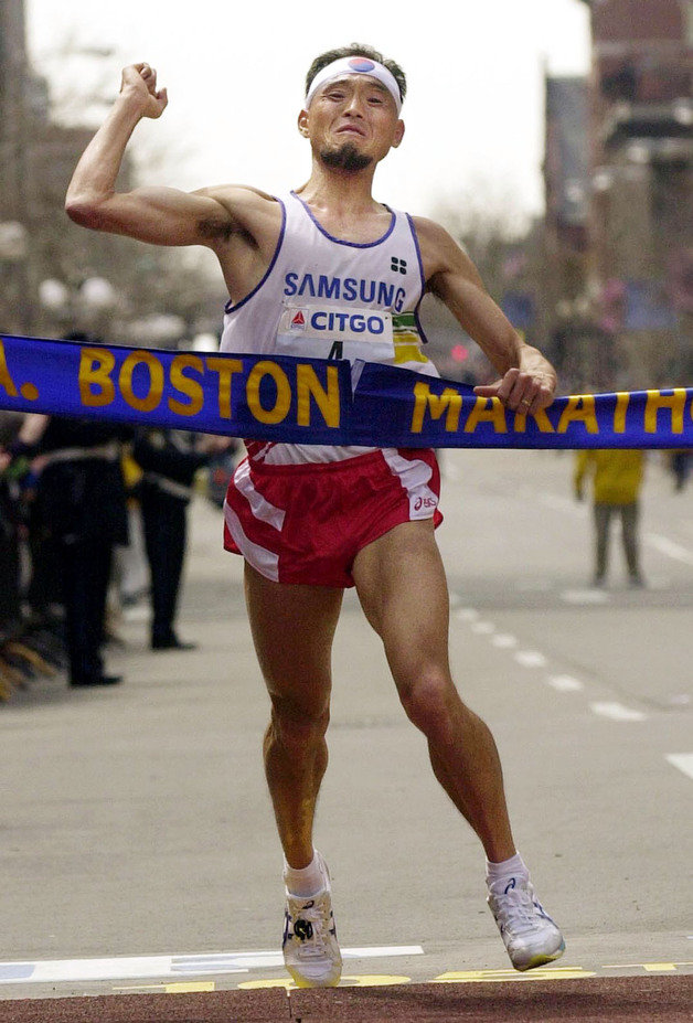 2001 보스턴 마라톤 우승 당시의 이봉주. 대한체육회 제공