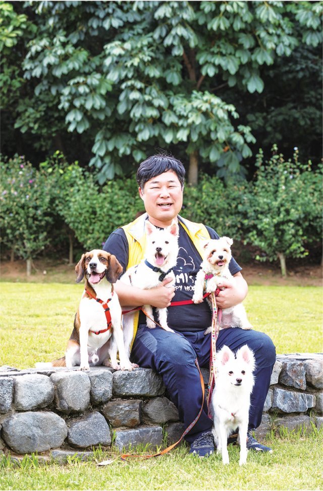 유기견 입양에 적극적인 황동열 대표. 황 대표는 직접 입양한 유기견 10마리와 함께 지내고 있다.