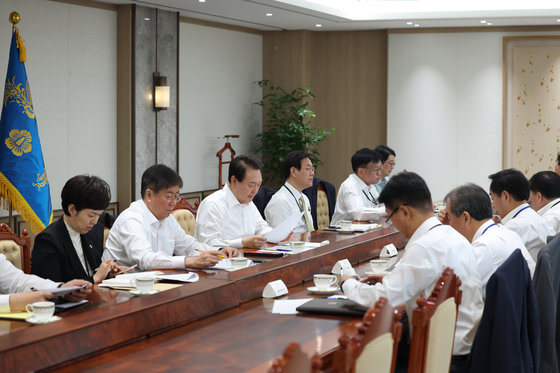 윤석열 대통령이 28일 오전 용산 대통령실 청사에서 수석비서관회의를 주재하며 자료를 살피고 있다. 대통령실 제공