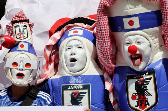 27일 오후(현지시간) 카타르 알라이얀 아흐메드 빈 알리 스타디움에서 열리는 2022 카타르 월드컵 조별리그 E조 2차전 일본과 코스타리카의 경기에서 일본 축구팬들이 열띤 응원을 하고 있다. 2022.11.27/뉴스1