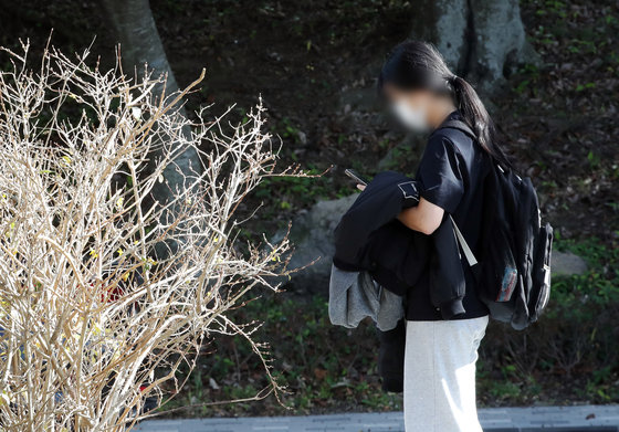 제주지역 낮 최고기온이 26도를 넘어선 28일 제주시 아라동 제주대학교에서 반팔을 입은 학생이 버스를 기다리고 있다. 2022.11.28/뉴스1