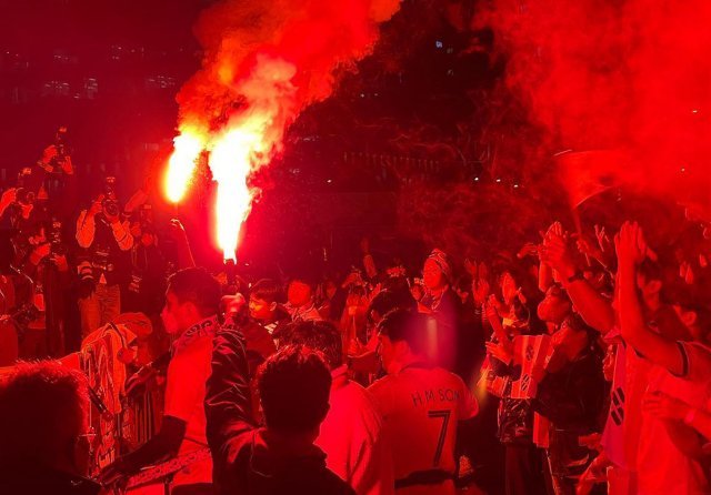 ‘더 뜨겁게’ 오늘 밤 서울 광화문 광장에서 한국과 가나의 2022 카타르 월드컵 2차전 거리응원이 열린다. 붉은악마 페이스북